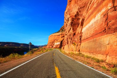 Kırsal kesimde bir yol. Terk edilmiş doğal seyahat geçmişi.