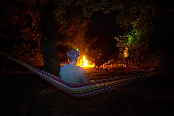 Erstaunliche Szene Der Nacht Camping Man Der Hängematte Lagerfeuer Hintergrund — Stockfoto