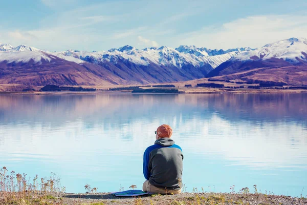 Человек Отдыхает Спокойного Озера Отдых — стоковое фото