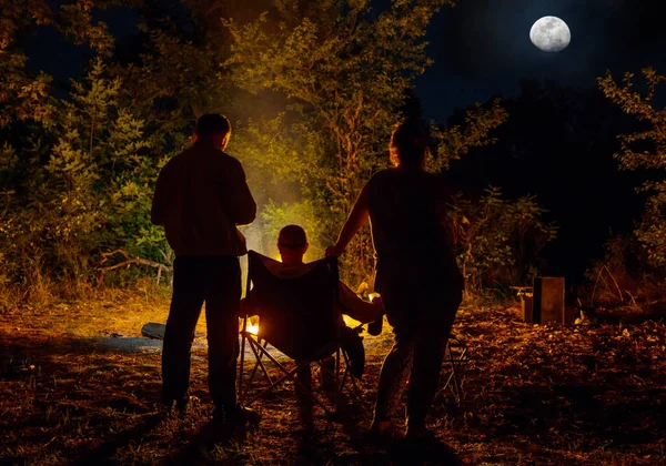 Incredibile Scena Notte Campeggio Uomo Amaca Sfondo Falò — Foto Stock