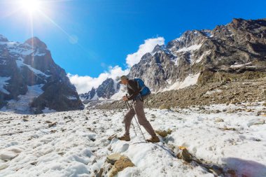 Yüksek karlı dağlara tırmanmak