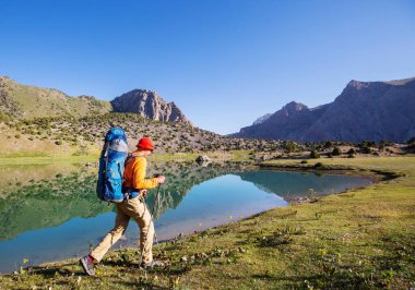 Yolculuk zamanı. Tacikistan, Pamir 'deki güzel Fann dağlarında yürüyüş yapan bir adam. Orta Asya.