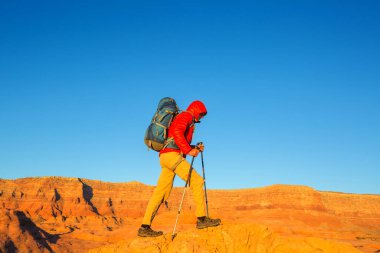 Utah dağlarında yürüyüş. Alışılmadık doğal manzaralarda yürüyüş. Fantastik kumtaşı oluşumları.