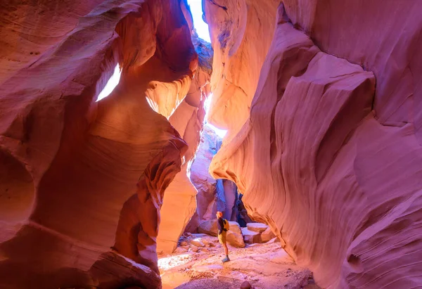 快乐峡谷美妙的场景 犹他州沙漠中罕见的五彩斑斓的砂岩地层是徒步旅行者的热门目的地 — 图库照片