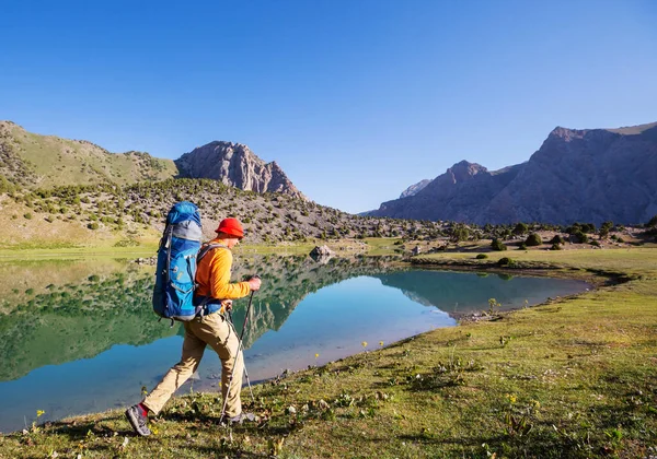 Yolculuk Zamanı Tacikistan Pamir Deki Güzel Fann Dağlarında Yürüyüş Yapan — Stok fotoğraf