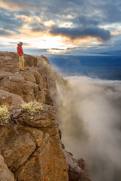 Uomo Sulla Scogliera Delle Montagne Scena Escursioni — Foto Stock