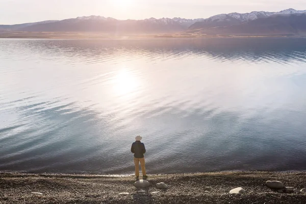 Homem Está Descansando Vontade Junto Lago Calmo Relaxamento Férias — Fotografia de Stock