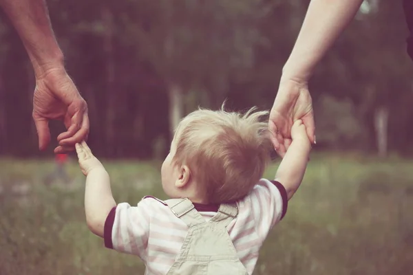 Kleine Jongen Doet Zijn Eerste Stappen Met Moeders Vaders Helpen — Stockfoto