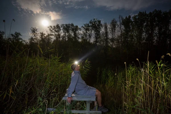 Mann Hält Licht Freien Der Nähe Des Sees — Stockfoto