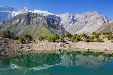 Tacikistan 'daki Fanns dağlarındaki güzel sakin göl (Pamir' in kolu).