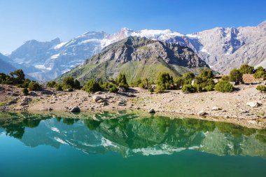 Tacikistan 'daki Fanns dağlarındaki güzel sakin göl (Pamir' in kolu).