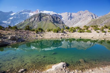 Tacikistan 'daki Fanns dağlarındaki güzel sakin göl (Pamir' in kolu).