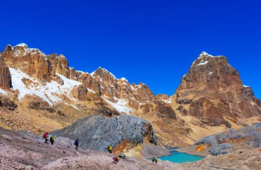 Cordillera dağlarında yürüyüş sahnesi, Peru