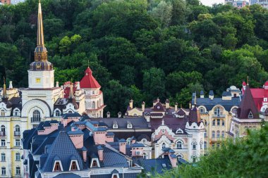 Kiev şehri. Eski kasaba. Ukrayna. Eski caddenin güzel manzarası Andrew 's Descent ve St. Andrew Kilisesi Kyiv' deki Castle Hill 'in yeşil ağaçları arasında.
