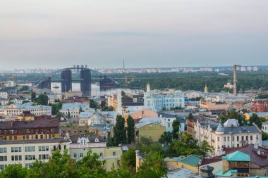 Kiev şehri. Eski kasaba. Ukrayna. Eski caddenin güzel manzarası Andrew 's Descent ve St. Andrew Kilisesi Kyiv' deki Castle Hill 'in yeşil ağaçları arasında.