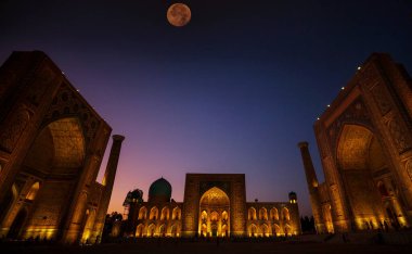 Semerkant 'taki Registan Meydanı. Madrasah gece ışıklarıyla