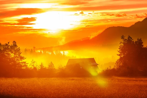 Piękny Wschód Słońca Regionie Wiejskim Górach — Zdjęcie stockowe