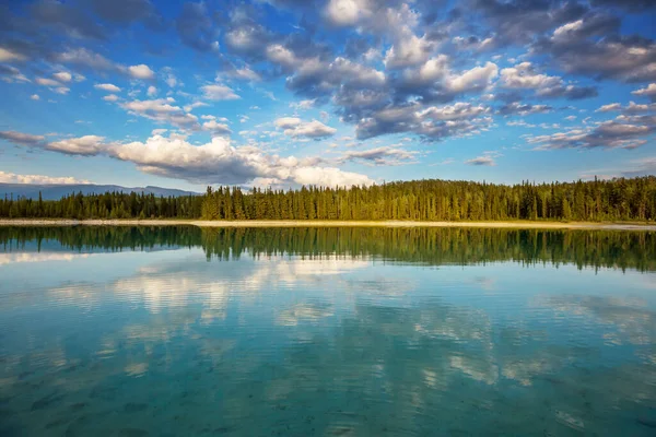 Adegan Tenang Dekat Danau Pegunungan Kanada Dengan Cerminan Batu Batu — Stok Foto