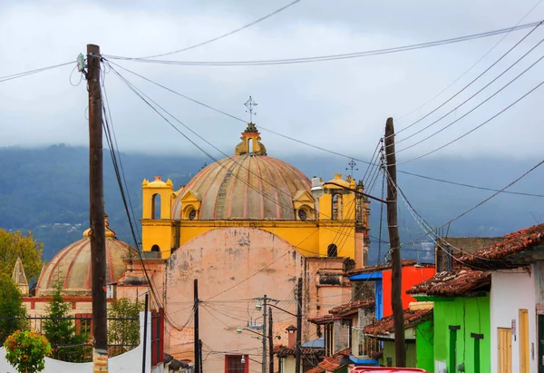Πολύχρωμο Αποικιακό Δρόμο Στη Μεξικανική Πόλη — Φωτογραφία Αρχείου
