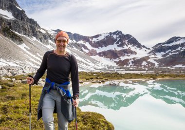 Yüksek dağlarda yürüyüş yapan bir gezgin.