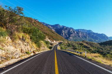 Dağlarda manzaralı bir yol. Seyahat arkaplanı.