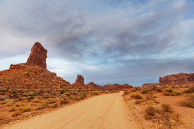 Kırsal kesimde bir yol. Terk edilmiş doğal seyahat geçmişi.