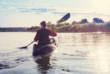 Yaz nehrinde kano kürek kano manzarası