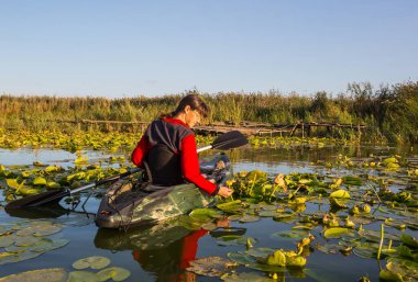 Yaz nehrinde kano kürek kano manzarası