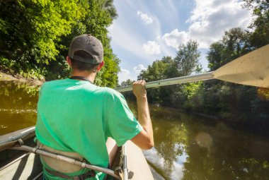 Yaz mevsiminde nehirde kano yaparken