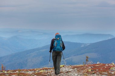Yüksek dağlarda yürüyüş yapan bir gezgin.