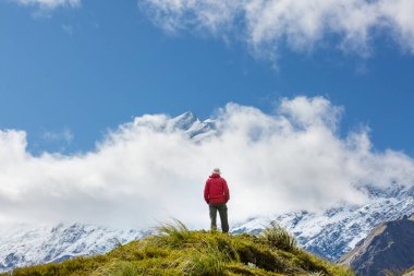 Yeni Zelanda, Güney Adası, Cook Dağı yakınlarındaki güzel dağlarda yürüyüşçü.