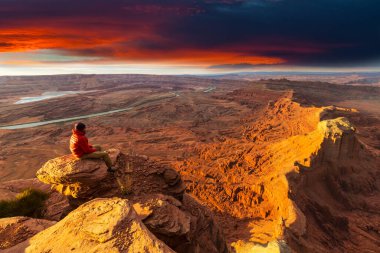 Utah dağlarında yürüyüş. Alışılmadık doğal manzaralarda yürüyüş. Fantastik kumtaşı oluşumları.