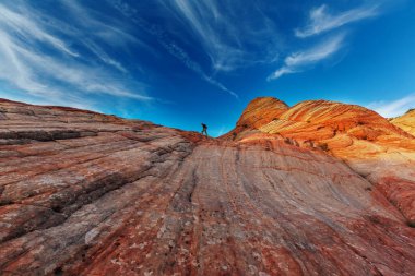 Utah dağlarında yürüyüş. Alışılmadık doğal manzaralarda yürüyüş. Fantastik kumtaşı oluşumları.