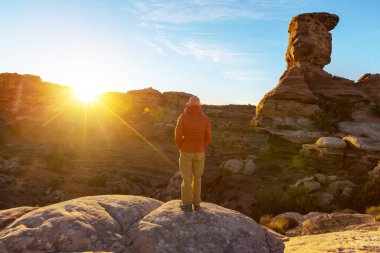 Utah dağlarında yürüyüş. Alışılmadık doğal manzaralarda yürüyüş. Fantastik kumtaşı oluşumları.