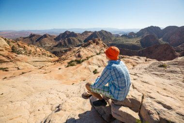Utah dağlarında yürüyüş. Alışılmadık doğal manzaralarda yürüyüş. Fantastik kumtaşı oluşumları.