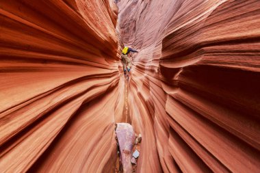 Utah, ABD 'deki Grand Staircase Escalante Ulusal Parkı' ndaki Slot Kanyonu. Utah çöllerinde alışılmadık renkli kumtaşı oluşumları yürüyüşçüler için popülerdir..