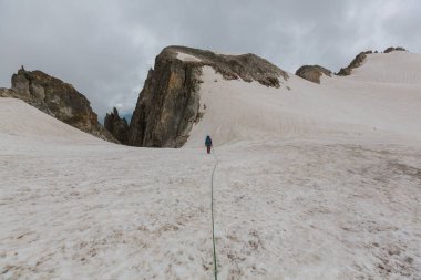 Yüksek karlı dağlara tırmanmak