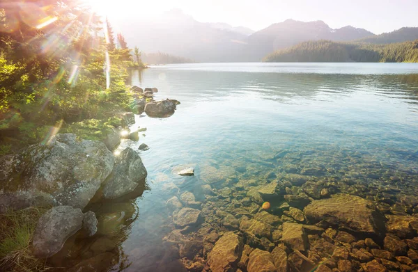 Scena Serena Presso Lago Montagna Canada Con Riflesso Delle Rocce — Foto Stock