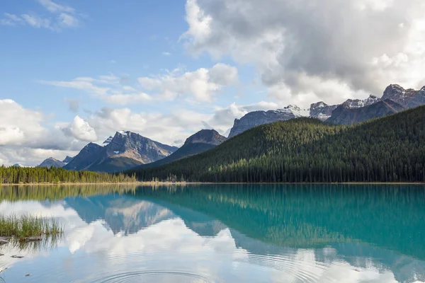 Lugn Scen Vid Fjällsjön Kanada Med Spegling Klipporna Lugnt Vatten — Stockfoto