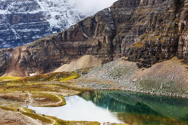 Scena Serena Presso Lago Montagna Canada Con Riflesso Delle Rocce — Foto Stock