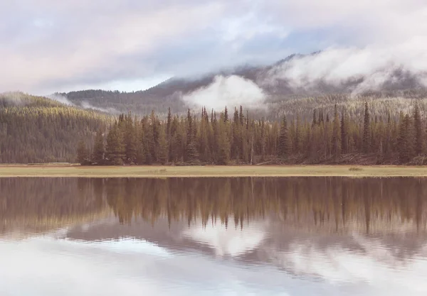 Heiterer Schöner See Den Morgenbergen Oregon Usa — Stockfoto