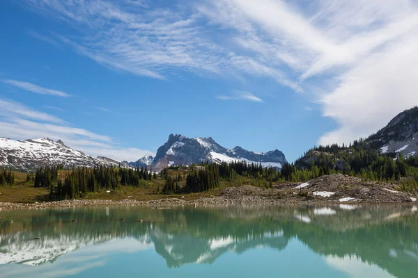 Lago Serenidade Nas Montanhas Temporada Verão Lindas Paisagens Naturais — Fotografia de Stock