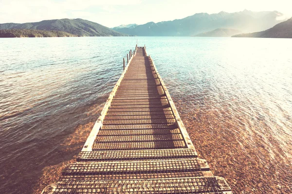 Cais Madeira Serenidade Montanhas Lago — Fotografia de Stock