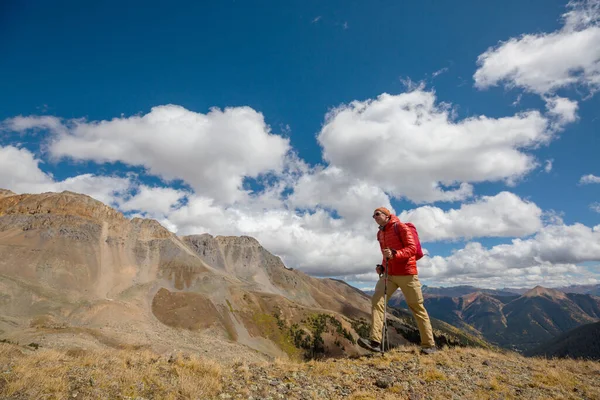 Muž Turistika Skalistých Horách Colorado Podzimní Sezóně — Stock fotografie