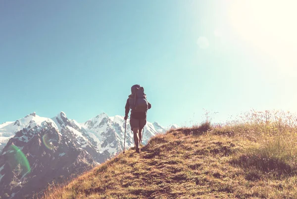 背包客在高山上远足 — 图库照片