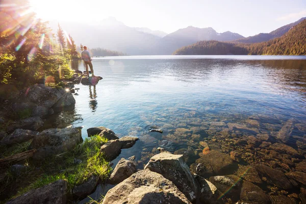 Scena Serena Presso Lago Montagna Canada Con Riflesso Delle Rocce — Foto Stock