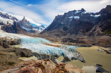 Arjantin 'in Patagonya dağlarındaki meşhur Cerro Torre zirvesi. Güney Amerika 'daki güzel dağ manzaraları.