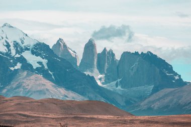 Şili 'deki Torres del Paine Ulusal Parkı' ndaki güzel dağ manzaraları. Dünyaca ünlü yürüyüş bölgesi.
