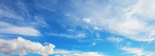 Fondo Soleado Cielo Azul Con Nubes Blancas Fondo Natural — Foto de Stock