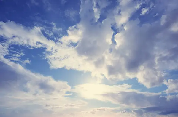 Zonnige Achtergrond Blauwe Lucht Met Witte Wolken Natuurlijke Achtergrond — Stockfoto